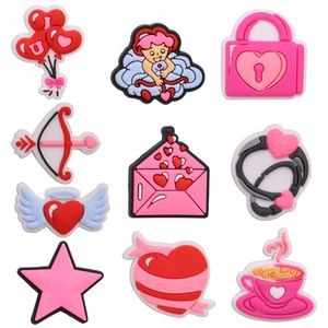 MOQ 20PCS PVC Kawa Serce Letter Cupid Strzały Urazy Sandały Sandały Buty Dekoracja DZIAŁA AKCESORIA