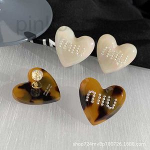Charm Designer Letter 2023 Ny French Light Luxury Love Style örhängen Akryl Leopardmönster Pearl Peach Heart Earrings Female 0DMV