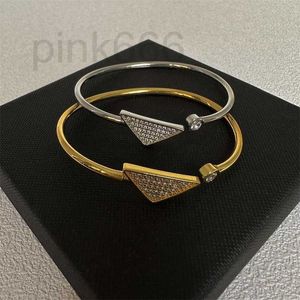 Bangle designer armband, fashionabla nisch, ljus lyx, diamant inlagd öppning, kvinnlig armband, mässingspläterad, avancerad design triangel M6NQ
