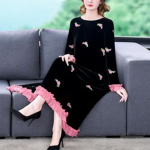 Casual Dresses 2023 Middle-aged Mother Dress Embroidery Fashion Foreign Style Canary Noble Temperament Autumn Plus-size