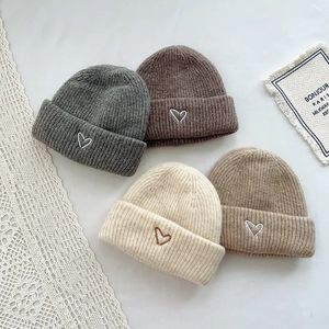 Kissen Liebe Herz Stickerei Baby Strickmützen Winter Kinder Einfarbig Dicke Weiche Häkeln Warme Beanie Cap Kinder Koreanische Outdoor Hut 231027