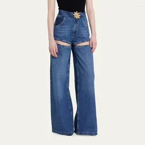 Jeans da donna Design di fascia alta Colpi di scena Nodo Doppio colore Splicing Love Metal Flower Scava fuori Denim Pantaloni larghi a gamba blu Donna 2023