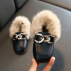 First Walkers Girls Brand Design Kids Warm Plush Shoes Child Luxury Real Rabbit Päls Mules With Metal Chain och Elastic Band 231027