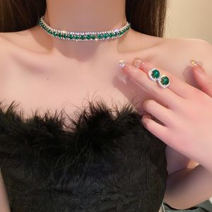 Diamond Emerald Square Earring Halsbandsuppsättning av två stycken Trendiga och eleganta örhängen Små och mångsidig uppsättning för kvinnor