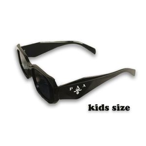 Baby Luxury Triangle Solglasögon Fashion Kids Sun Glasses P Designer Polariserad för Boy Girl Goggle Solglasögon Full Fram Sun Glass Beach Gelgasses CSG2402043