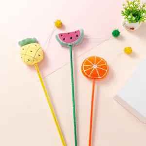 Cat Toys Oyuncak Teaser Sticks Meyve Serisi alay çubuğu, merhaba evcil hayvan malzemelerinden nane etkileşimli ısırık içerir.