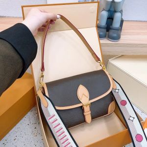 Ny designer väska axel handväska läder lyx gammal blomma diane baguette stor kapacitet präglad bokstäver färgglad ny
