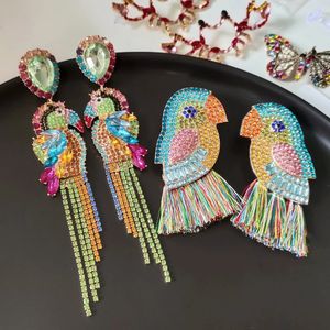 Orecchini pendenti con frange di cristallo colorato della Boemia Orecchini pendenti con frange Gioielli di lusso per le donne Orecchini di pesce Accessori Trend 231026