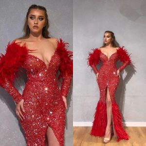 Arabisches rotes, luxuriöses, glitzerndes, sexy Abendkleider mit Federn, Meerjungfrau-Abschlussballkleid mit hohem Schlitz, formelles Partykleid für den zweiten Empfang