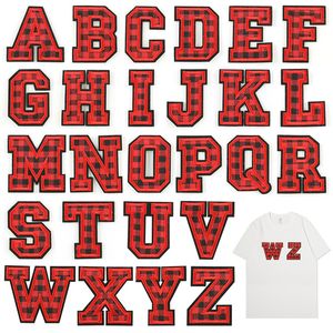 26個のクリスマスアイアンパッチに赤い黒い格子縞の幅のあるアルファベットのアルファベットのアルファベット衣類ジャケットフーディーズジーンズディーアクセサリーのパッチアップリケに刺繍された縫い付け