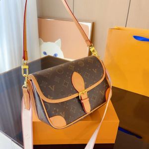 Top 10a Designer Sagn Bag Кожаная старая сумочка Diane Baguette большой емкость Emed буква красочный новый цветок