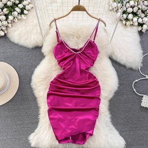 Casual Kleider Chic Bodycon Satin Diamant Falten Kleid Für Frauen V-ausschnitt Spaghetti Strap Vestidos Femenino Koreanische Stil Drop