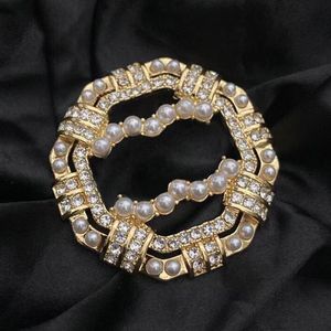 Luksusowy projektant broszka broche moda 18k złota srebrna kryształowa marka liter biżuteria urok broszki Pins Men Women Wedding Party Ubranie Akcesoria