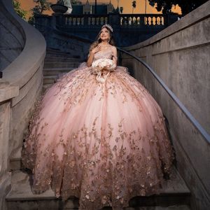 Pink Shiny Off the Shoulder Quinceanera Dresses Princess Prom Gown Tulle spetsar upp guldapplikationer pärlor söta 15 16 klänning balll gwon