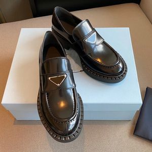Üçgen toka önlük ayak parmakları slip-on düz ayakkabılar cilalı deri platform loafers kadın lüks tasarımcı somunlar tıknaz topuk ayakkabı lüks salon düzlükleri 35-42 kutu ile