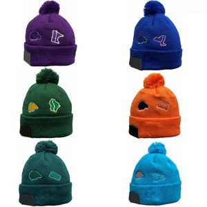 2023 Projektantka czapka jesień zimowe czapki drużynowe dla mężczyzn i kobiet na świeżym powietrzu ciepłe, swobodne dzianiny sportowe z pomami