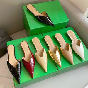 Toppkvalitetspetsigt patentläder platt mulor tofflor Sandaler Kvinnor Slides Luxury Designer S Hoes Factory Factwear Holiday Shoes Scuffs 35-40 med Box Gold White