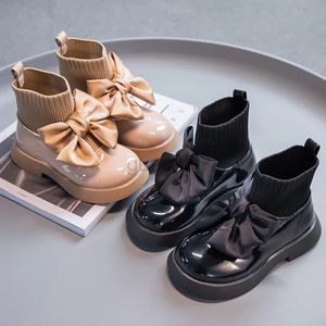 Stivali Moda per bambini Calzini da principessa Scarpe Primavera e autunno Nuovi stivali in pelle per bambini Stivaletti lunghi con fiocco alla caviglia Scarpe di design 231027