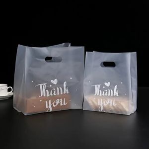 Geschenkpapier 50 Stück Dankeschön-Plastiktüten Weihnachtsgeschenk-Verpackungsbeutel mit Hand-Einkaufstasche Hochzeitsfestbevorzugung Süßigkeiten-Plätzchen-Verpackungsbeutel 231027