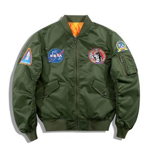 Herrjackor män Autumn Jacket Retro Military Bomber Coat Stand Collar Baseball kläder Fashion Casual broderi Vattentät yttre 231026