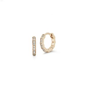 Vlove Hoop Moissanite Ring Clive II 18K Gold and Diamond Scalloped Huggie