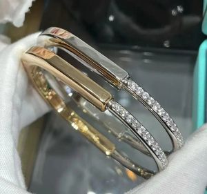 Bangle High Quality Trend Brand Luxury Jewelry Bangles For Women Classics Geometric Zircon Lock Rose Gold Anniversary Gift 231027