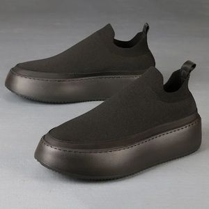 Klänningsskor Fly Woven Men Sneakers glider på sport för man tjockt mesh andningsbara trendiga loafers mäns vulkaniserade 231026