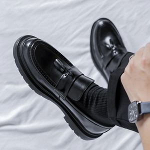 Sapatos de vestido borla homens marca de luxo mocassins preto estilo britânico mocassim fundo grosso baixo salto negócios formal homens 231026