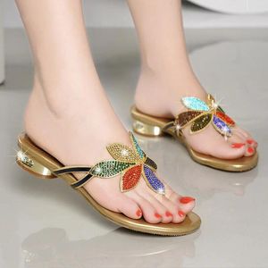 Terlik ayakkabı kadın 2023 yaz parıltılı slaytlar moda kauçuk flip flops jöle lüks düz hawaiian bling pu pu pu puklu kumaş ağlama