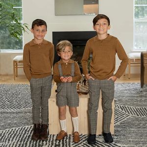 Abiti coordinati per la famiglia Ap Boys Mix N Match Collezione Dressy 2024 Autunno Bambini Maglione a tre colori Polo Pantaloni e tuta scozzesi elasticizzati per bambini 7703 231027