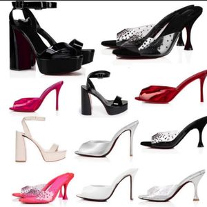 23 Summer Brand Woman Designer Sandaler Luxury Red High Heel Me Dolly Strass Movida Sabina Shoes Degramule Strass Patent Leather Open Toe Mules Slide Slipper Slip On