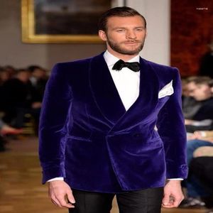 メンズスーツ2023最新のコートパンツデザインブルーベルベットブレザーダブル胸肉Tuxedosファッションメンズウェディングプロムスーツ（ジャケットパンツ）テルノ