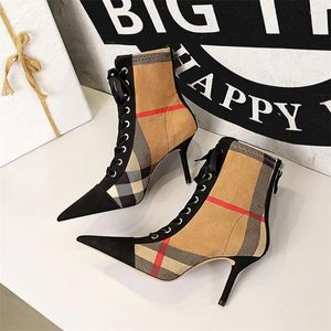 Stövlar Plaid Patchwork Flock Leather Women's Fashion 8cm High Heels Ankle Pumpar Poysed Toe Lace-up Casual Ladies Short