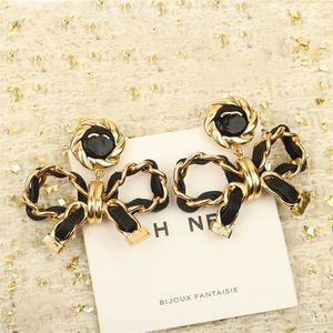 701832 Europe Designer Black Color Bow Flower örhängen Lyxiga smycken gåva örhängen för kvinnorörhängen mode toppkvalitet berömda brandarrings droppörhängen