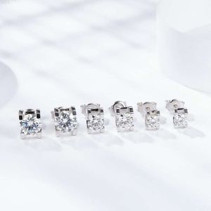 Angka Oem/odm Argento sterling Moissanite Huggies d Vvs Diamante di alta qualità in vendita
