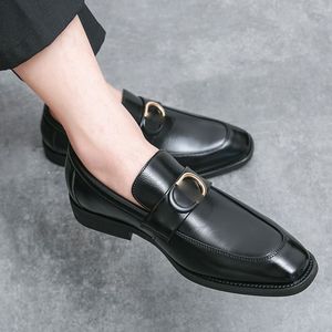 Lefu Shoes Men Pused Spointed Flat Bottom快適な英国のファッションメタルバックルカジュアルレザーシューズ