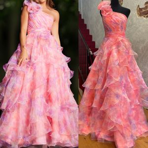 Розовое платье для выпускного с принтом 2k24, многослойное платье из органзы с оборками на одно плечо, трапеция из органзы с цветочным принтом, женское театрализованное представление, официальное вечернее мероприятие, вечеринка, взлетно-посадочная полоса, черный галстук, гала-платье Sweet 16, платье с высокой талией