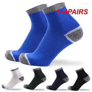 Meias masculinas 1-4 pares respiráveis e absorventes de suor. Design de reforço de calcanhar estereoscópico antiderrapante médio