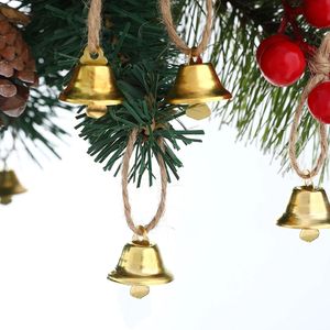 Weihnachtsdekorationen 102030 Stück 2 cm Gold Silber offene Horn-Glöckchen Weihnachtsanhänger Weihnachtsbaumschmuck Haustier-Hänge-DIY-Zubehör 231027