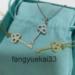 Modedesigner Tiff Necklace Top S925 Silver Clover Small Key Female Gold Round T Home Lucky Grass Sweater Chain Diamond Clavicle Tide