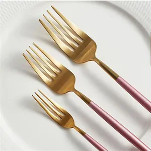 Set di posate Set di posate in oro Bacchette in acciaio inossidabile 304 Coltello da burro Cucchiaio da dessert Forchetta da tavola Tè Ghiaccio Stoviglie