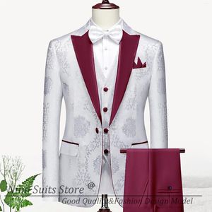 Herrenanzüge GN Luxuriöser weißer Jacquard-Männer-Smoking-Blazer mit burgunderfarbenem Revers 2024, maßgeschneidert, 3-teilig, für Hochzeit, Bräutigam, formelle Kleidung