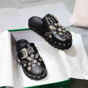 Vender sandalias zapatos de mujer de verano punk metal remache encantos negro pu mulas resbalón en plataforma al aire libre zapatillas modernas casual para mujer 220623