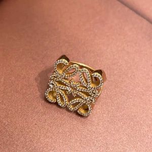 Designer Ring Loews Luxury Jewelry Top Tillbehör 23 Ny Hollow Geometry Full Diamond Ring Square Mooncake Knight Ring Christmas Present SMEEXKE Hög kvalitet