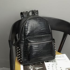 Factory Direct Men torebka osobowość nit punkowy plecak Krokodyl Krokodyl Wzór mody Student Bag Street Fashions Crocodiles Pact278i