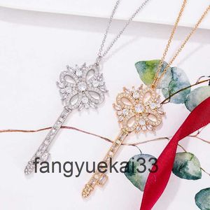 T Home Key Necklace S925 Sterling Silver Gold Gold Diamond Snowflake Staint Simple Light Light Sweater