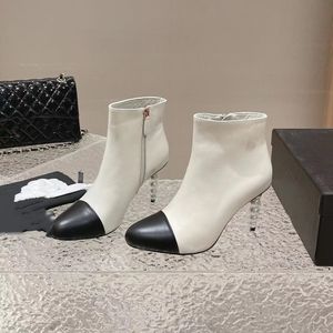 2023 Stivali col tacco alto Stivali con perle al ginocchio tacchi alti 5 cm Decorazione con fibbia della cintura in metallo intagliato Tacco a forma speciale Punta tonda Designer Fashion Zip Stivali alti da moto