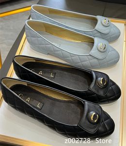 2023 스프링과 가을 뉴 디자이너 신발 2C 골드 버클 북백 버클 디자인 체크 무늬 발레 신발 브랜드 신발 퀼트 진정한 가죽 채널 여자 드레스 신발