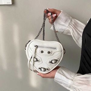 Sacos de noite femininos 2023 novo design de nicho único corrente crossbody versátil rebite locomotiva amor pequeno saco