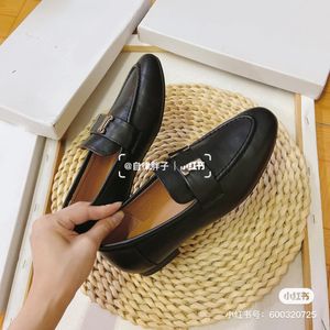 Loafer-Schuhe 2023 Frühjahr/Sommer neue Damen-Luxus-bequeme Ledertaschenkopf-Metallschnalle hochwertige Retro-rutschfeste flache kleine Lederschuhe